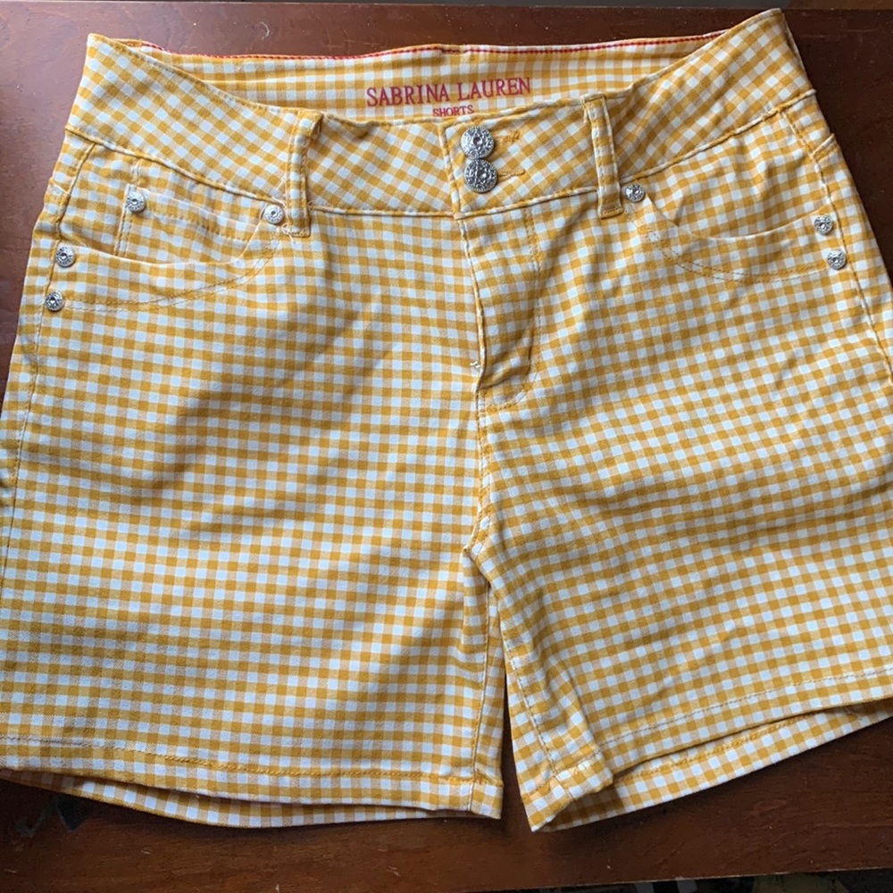 Sabrina Lauren shorts | Twee yellow and white shorts.